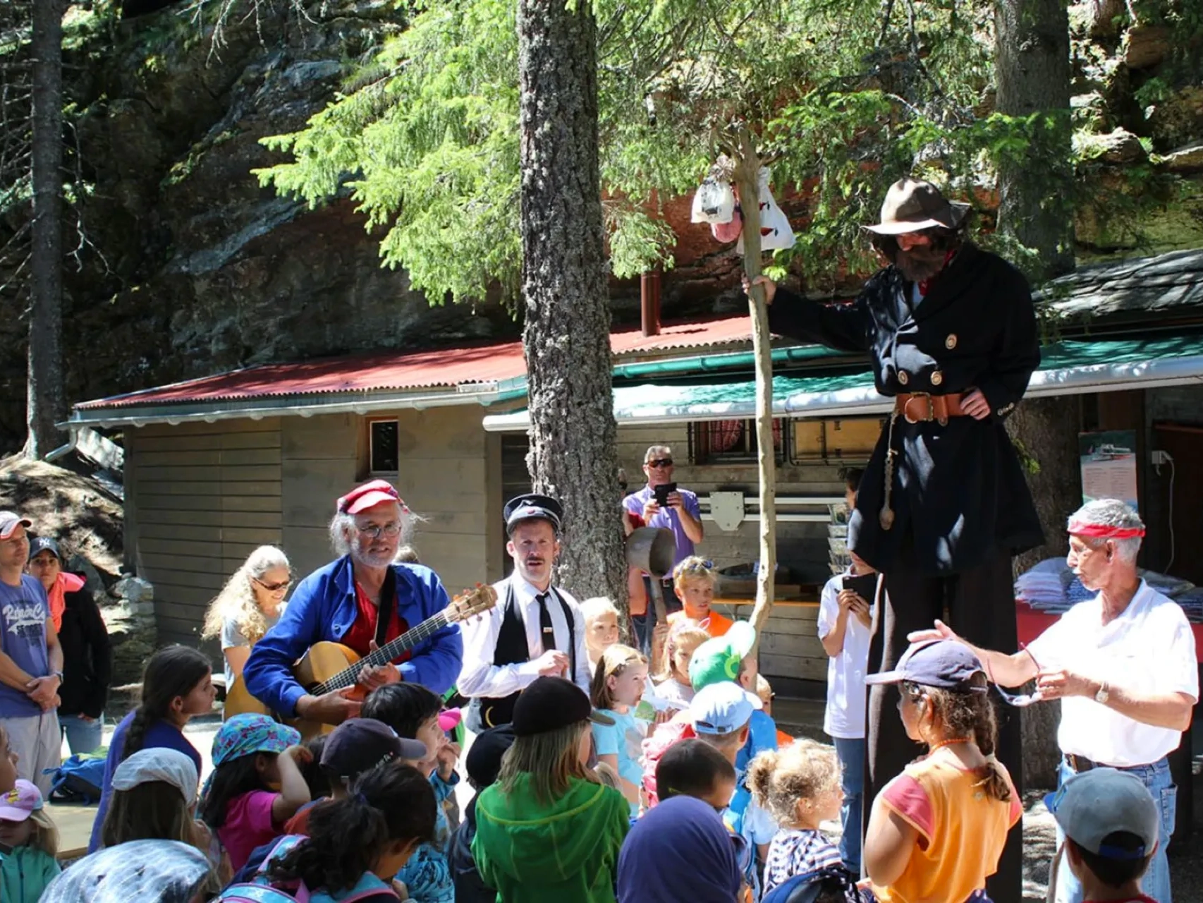 Clà Ferrovia besucht seinen Freund Grummo in Cavaglia
